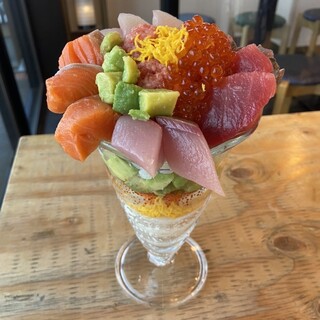 [おやすみ中]お好みでツクル、名物“寿司パフェ”