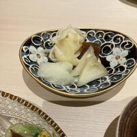 鮨 華 - 握りおまかせ
                    ガリ 漬物
