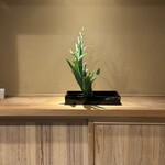 富小路 やま岸 - 大将自らの生花