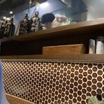 焼き鳥・肉刺し すみか - カウンターから焼き場を見る目線