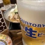 焼き鳥・肉刺し すみか - 乾杯ビールに御通しのモツ煮（ピンボケ）