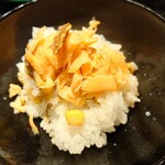 富小路 やま岸 - お替り　鮭とコーンのご飯でシャコーン