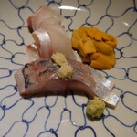 富小路 やま岸 - 明石の鯛の塩〆（奥が背、手前が腹）、淡路の鬼鯵、愛媛の赤雲丹