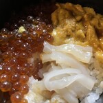 美国観光ハウス - イカ刺しも乗せました。