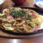 大辻食堂 - 鉄皿で供されます
