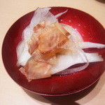 まんてん鮨 - 新玉葱鰹節のせ