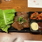 創作居酒屋 ごほうび - サンチュで食べる牛肉のタレ焼き　１０００円