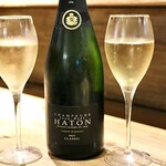 餃子とスパークリング バブルス - シャンパーニュでお祝い