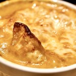 餃子とスパークリング バブルス - カレーグラタン餃子