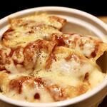 餃子とスパークリング バブルス - ピザ餃子