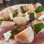 今池ピザ食堂 ピッグスープ - 生ハムと白桃のリコッタチーズ