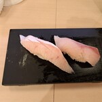 すしざんまい匠 - ぶりと、ぶりトロの握り寿司です。
