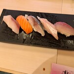 すしざんまい匠 - キングサーモン、しまあじ、ぶりトロ、〆さば、ぶりの握り寿司です。