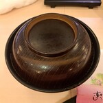 すしざんまい匠 - 鯛のアラが入ったお味噌汁のお椀です。