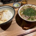 肉じるや5 - 肉じる　炙りチーズトッピング