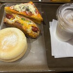 ヴィ・ド・フランス レーヴ ド パリ - 料理写真:クロックムッシュ（ピザ）、タルタルチョリソー、エンゼルソフト、アイスカフェオレ