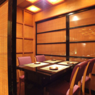 半個室4名様
簾で仕切ります。