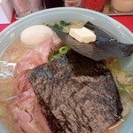 ラーメン山岡家 - 醤油チャーシューラーメン　中盛　トッピングバター　チャーシュー５枚　味玉　薬味