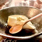 樋口 - 甘味は先ずは杏仁豆腐をチョイス。きな粉と濃厚な黒蜜で杏の爽やかさが引き立ち美味しい！