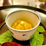 樋口 - 先付けは鱧の骨出汁ジュレに焼き茄子と赤雲丹を浮かべた涼しさを運んでくれる一品。