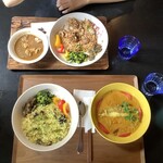 スプーンソング - 【8月10日(木)】上がチキンコランブ＆チキンビリヤニ、下が真鯛のマラバール＆きのことナッツのプラオ