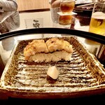 樋口 - 火をあて、こんがりいい歯ごたえの鱧寿司。