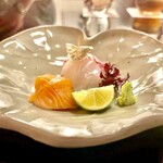 樋口 - 鯛と琵琶鱒のお造り。手取川の純米と共に。