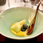 樋口 - 水菓子はブルーベリーと美味しいメロンにマンゴーソースを絡ませて。このメロンが又甘いのですよ♫