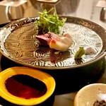 樋口 - 鹿もも肉は胡麻ダレを纏わせた無花果と。柔らかく噛む程に旨味が滲み出てきます♫