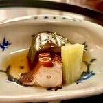 樋口 - 冷たい出汁の炊き合わせ。蛸、茄子、わらん蕗、それぞれの食感の違いも楽しめる♫