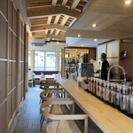 ENCとしば太 - 店内　カウンター席の様子
      正面にはテーブル席があります。
      