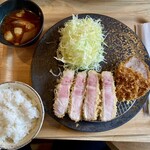 ENCとしば太 - 三右衛門　上ロースカツ定食(¥2860)
      こちらでのロース、上ロースの違いは肉の部位とのこと。