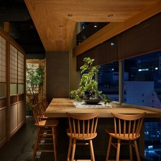 様々なシーンに相応しい、夜景も望める落ち着いた空間