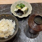 新屋敷 幸福論 - ・しらすと山椒の炊き込みご飯、香の物、赤出汁