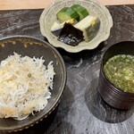 新屋敷 幸福論 - ・しらすと山椒の炊き込みご飯、香の物、赤出汁