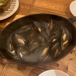 地中海バル GRATERRA - ムール貝の白ワイン蒸し