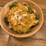 地中海バル GRATERRA - 有機さマッシュルームのサラダ〜ニンニクの効いたドレッシングが美味しかった♥︎︎∗︎*ﾟ
