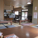 所々の壁には、手書きのﾒﾆｭｰが貼り付けて在り・・。