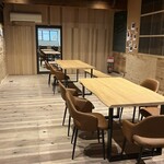 フルーツラボ しまなみ - 2階。ゆったりした空間と大人数でも可能な座席数｡カウンター席もあります。