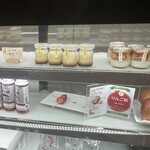 フルーツラボ しまなみ - ショーケースにはプリンやりんご飴…チー坊も。