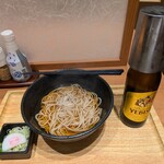 そばいち イイトルミネ新宿店 - コップの結露から小びんをよく冷えてるのが解る。別皿のネギは結構多め