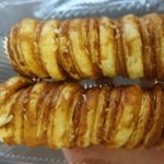 たま木亭 - クニャーネ
                                
                                注文を受けてから入れてくれるクリーム。
                                こちらのクリームはクリームパンのクリームよりもあっさりめ。
                                サックサクの生地との相性よし。