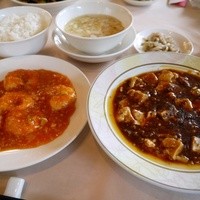 中国料理 満楼日園 - 満楼日園ランチ (麻婆豆腐、海老のチリソース煮) 2090円。