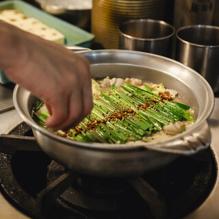 【京風白味噌もつ鍋】博多で20年以上親しまれる味わいを当店で