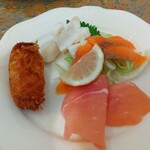 ちいさなれすとらん キャロット - オードブル盛り合わせ（クリームコロッケ、イカのマリネ、スモークサーモン、生ハム）