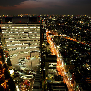 [Nomura Building Top Floor] Night view of Shinjuku, 200m above ground, as if studded with jewels