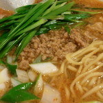 いせのじょう - 胡麻とニラの辛口ラーメン、麺アップ