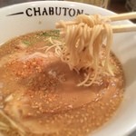 ちゃぶ屋 とんこつ らぁ麺 CHABUTON - ちゃぶとんらあ麺
            香港ミシュラン一つ星のラーメンは確かにトンコツとは思えない上品な仕上がりのスープです