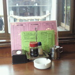 テーブルの上は整然としています。