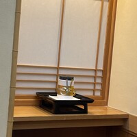 加賀屋 銀座店 - お部屋の中の飾り物備長炭を水引で巻いてあります。